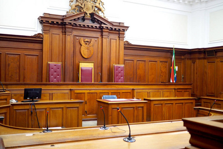空的法庭和旧的木制镶板