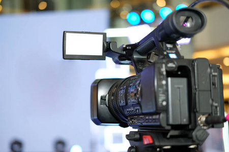 专业视频制作摄像机录制现场活动上台. 电视社交媒体广播研讨会会议.