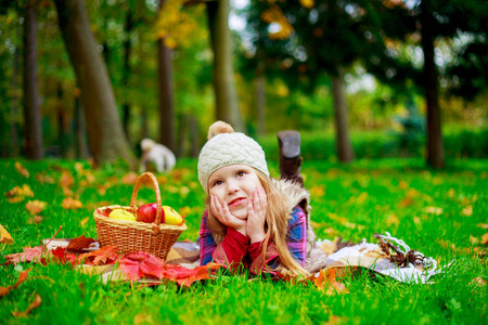 秋天公园里有一篮子水果的快乐女孩