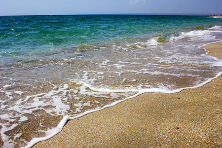 海水中干净的水。 在海上挥手。 在海里的海滩上挥手。 晴朗的天气