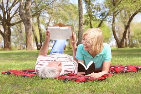 春日，成熟的夫妇在公园里看书