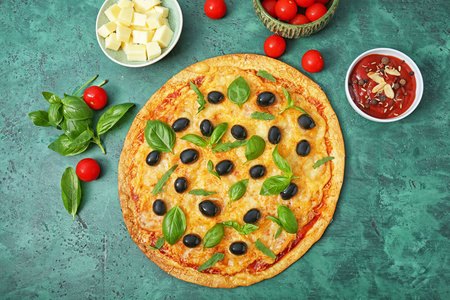 带有橄榄和颜色背景成分的美味披萨