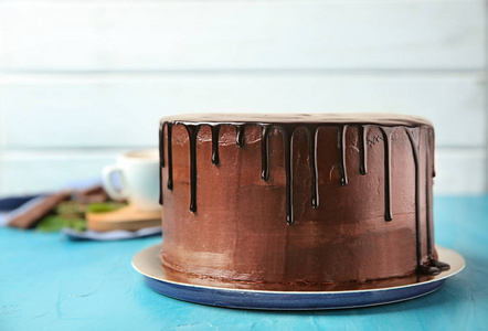 桌上放着美味巧克力蛋糕的盘子