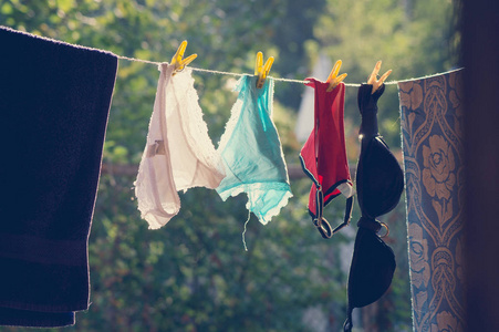 内衣在绳子上干照片