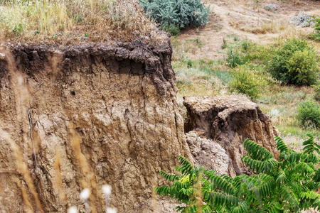 海岩壳岩. 雨季自然灾害区. 大量的土沿山坡滑动,摧毁房屋.