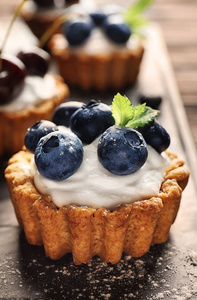 盘子特写上有蓝莓的美味小馅饼