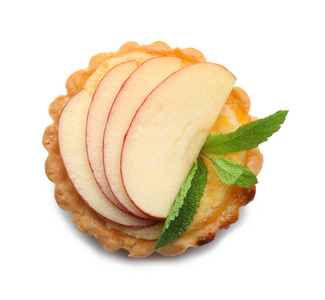 白色背景苹果片的美味小馅饼