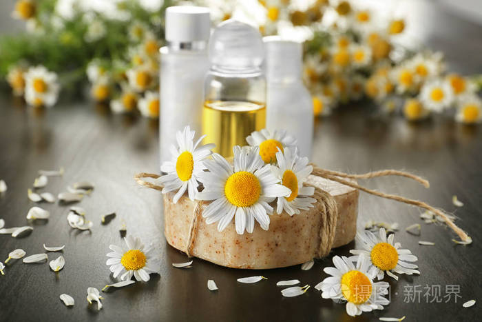 台面上有天然化妆品和洋甘菊花组成照片 正版商用图片12jxai 摄图新视界