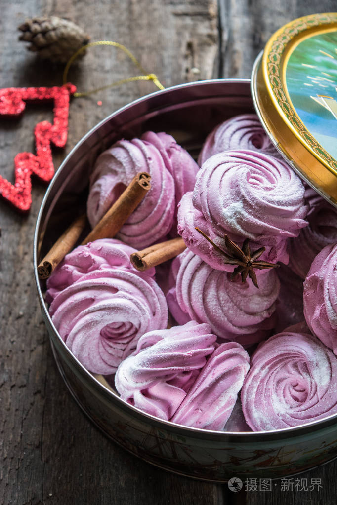 传统的俄罗斯棉花糖zephyr在盒子里肉桂棒和八角圣诞装