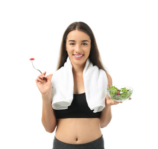 年轻的运动女性，白色背景的新鲜蔬菜沙拉