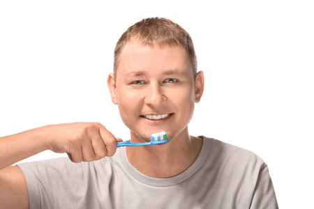 男人在白色背景下刷牙