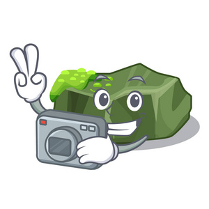 摄影师卡通大石头覆盖绿色苔藓矢量插图