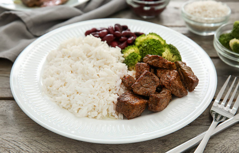 用盘子里的肉和蔬菜煮米饭