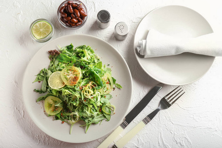 桌上有健康蔬菜沙拉的盘子