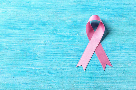 彩色背景上的粉红色丝带。乳腺癌认识概念