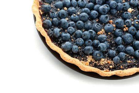 白色背景上有美味蓝莓派的盘子，特写