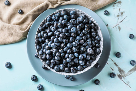 浅桌上放成熟蓝莓的碗