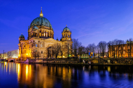 柏林大教堂柏林多姆在著名的Museumsinsel博物馆岛与斯普里河在美丽的黄昏时间夏天，德国柏林
