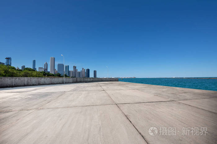 位于芝加哥的空旷的地面和现代化的城市景观