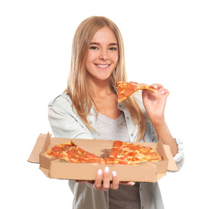 年轻女子在白色背景下吃美味的披萨
