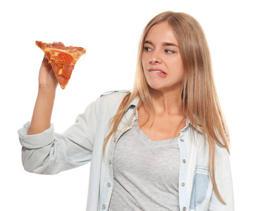 不情愿的女人在白色背景下吃美味的披萨