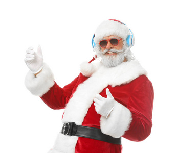 圣诞老人在白色背景下听音乐跳舞的肖像