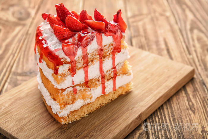 木桌上一块美味的草莓蛋糕