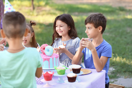 可爱的小孩子在户外庆祝生日