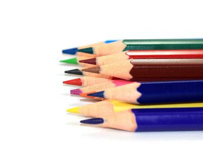 一套彩色铅笔作为绘图工具