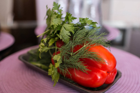 厨房里有漂亮可口的蔬菜。 西红柿辣椒和青菜