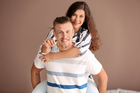 房子简笔画图片带颜色幸福的年轻夫妇带着钥匙从他们的新房子颜色背景