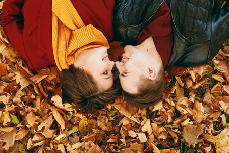 情侣躺在照片上图片