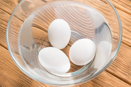 生蛋在碗里用水