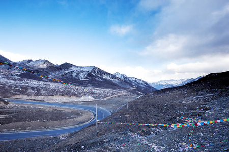 有山景的空路