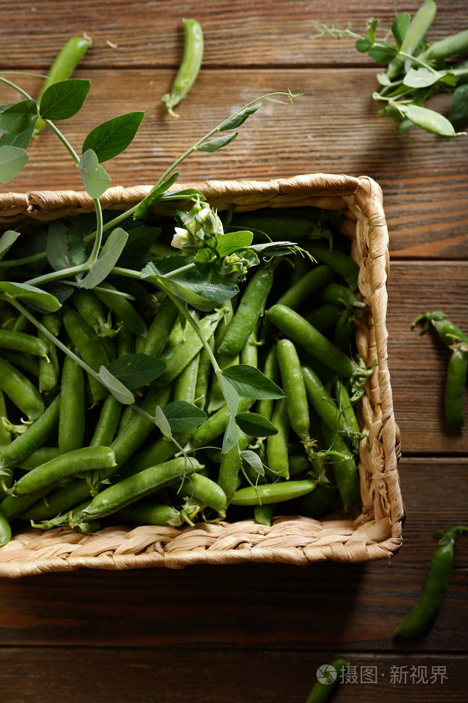 有机绿豌豆荚在盒子里