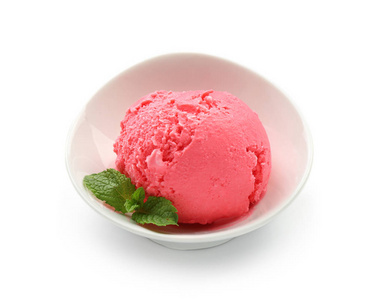 碗和美味的草莓冰淇淋白色背景
