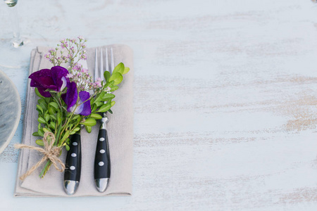 乡村的桌子设置紫色的花在轻木桌上。 假日装饰采用普罗旺斯风格。 浪漫的晚餐。 顶部视图，文本复制空间