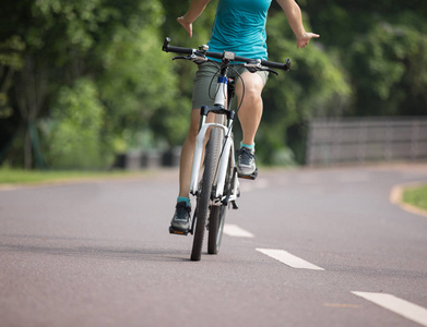 春天热带公园骑自行车的免费女自行车