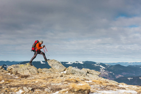 一个人上了山,人们穿过美丽的荒野,爬上了山顶,享受着他的成功.