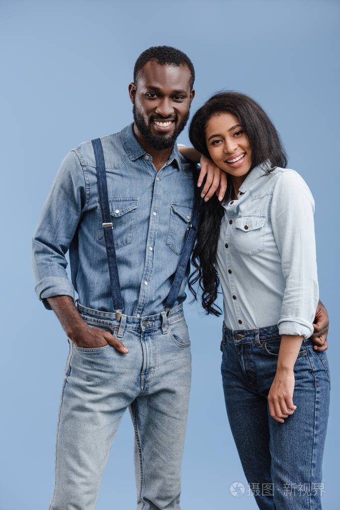 快乐的非裔美国人夫妇拥抱和看着隔离在蓝色上的相机