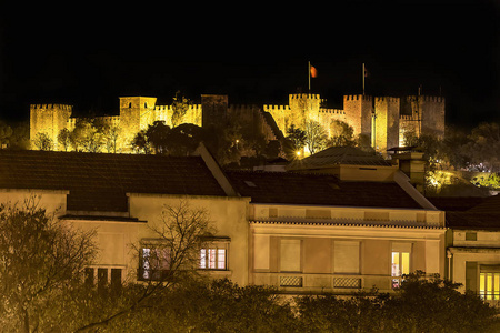 葡萄牙里斯本市中心的圣乔治城堡和堡垒的夜景