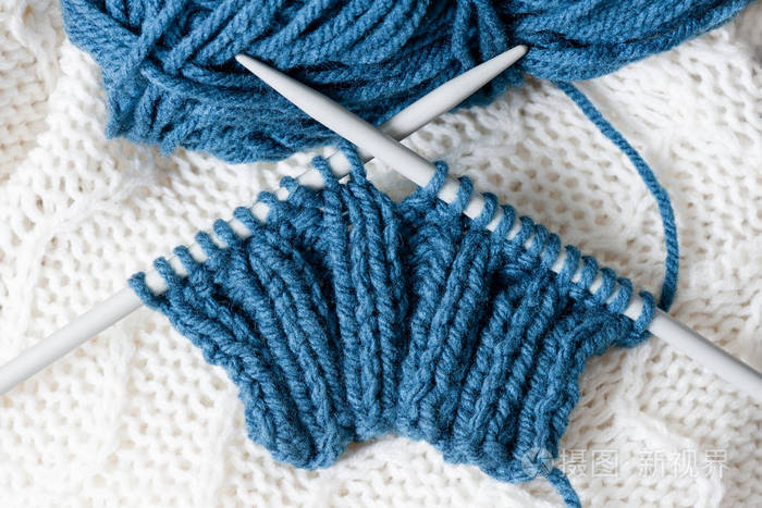 蓝色针织羊毛和针织针编织设备