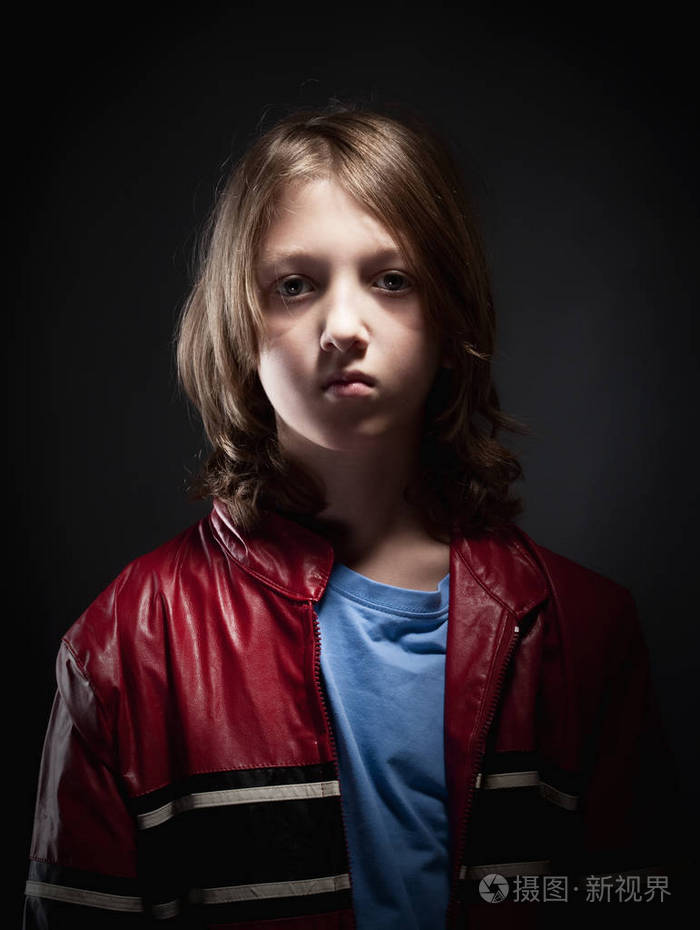 一个长着金色长发的男孩的肖像