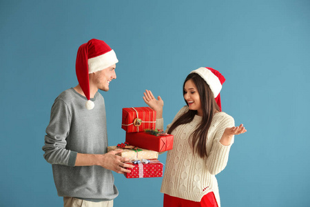 外国小伙子收到圣诞节礼物图片