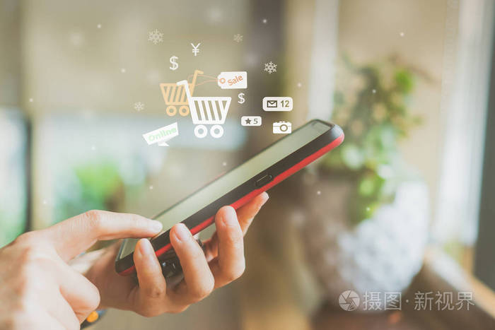 女性手使用智能手机做网上销售的人在线购物与聊天框购物车美元图标弹出。 社交媒体制造概念。