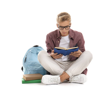 青少年阅读书籍，白色背景