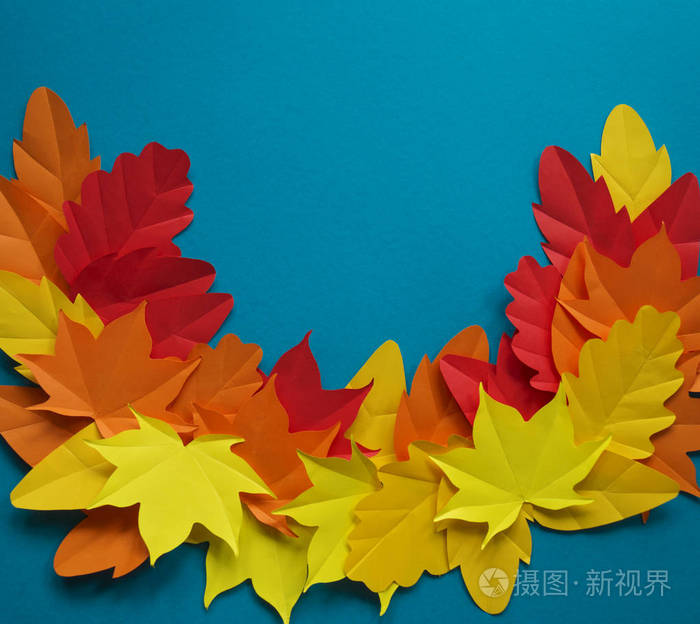 纸的叶子落红橙黄叶落. 蓝色背景. 手工折纸.