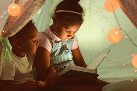 小非洲裔美国儿童读睡前故事