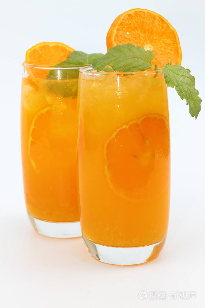 新鲜橙汁冰凉饮料和薄荷