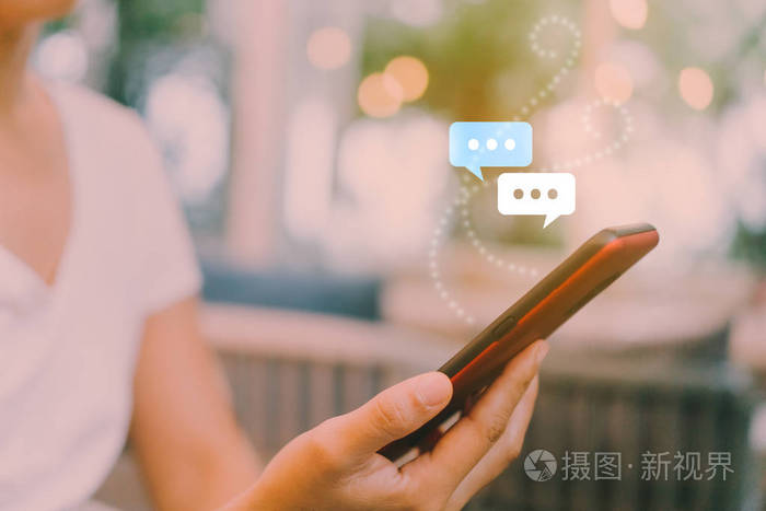 女性手使用智能手机打字聊天对话在聊天框图标弹出社交媒体制造概念